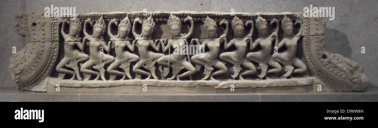 Registrieren Sie sich unten, Giebel, himmlischen Tänzerinnen. Bayon Stil (Ende 12.-frühes 13. Jahrhundert). Sandstein Skulptur aus dem Tempel von Bayon, Kambodscha Stockfoto