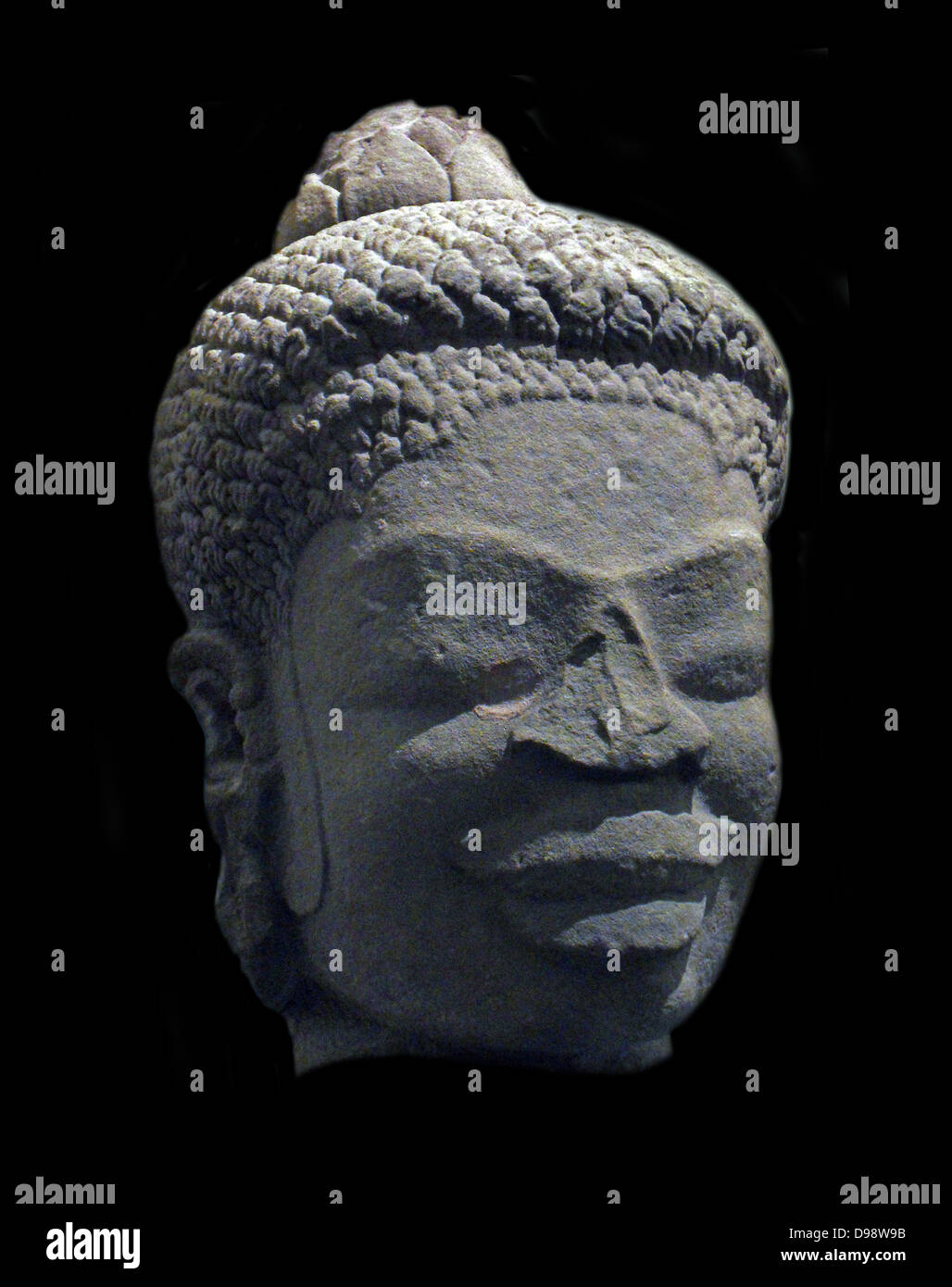 Vairocana (9 -10) Sandstein, Skulptur von Dong Duong in Vietnam. Vairocana (auch Vairochana oder Mahavairocana) ist eine himmlische Buddha, wird oft als die Glückseligkeit der historischen Gautama Buddha interpretiert; er kann auch als der Dharmakaya Buddha und die großen Solar Buddha bezeichnet werden. Stockfoto