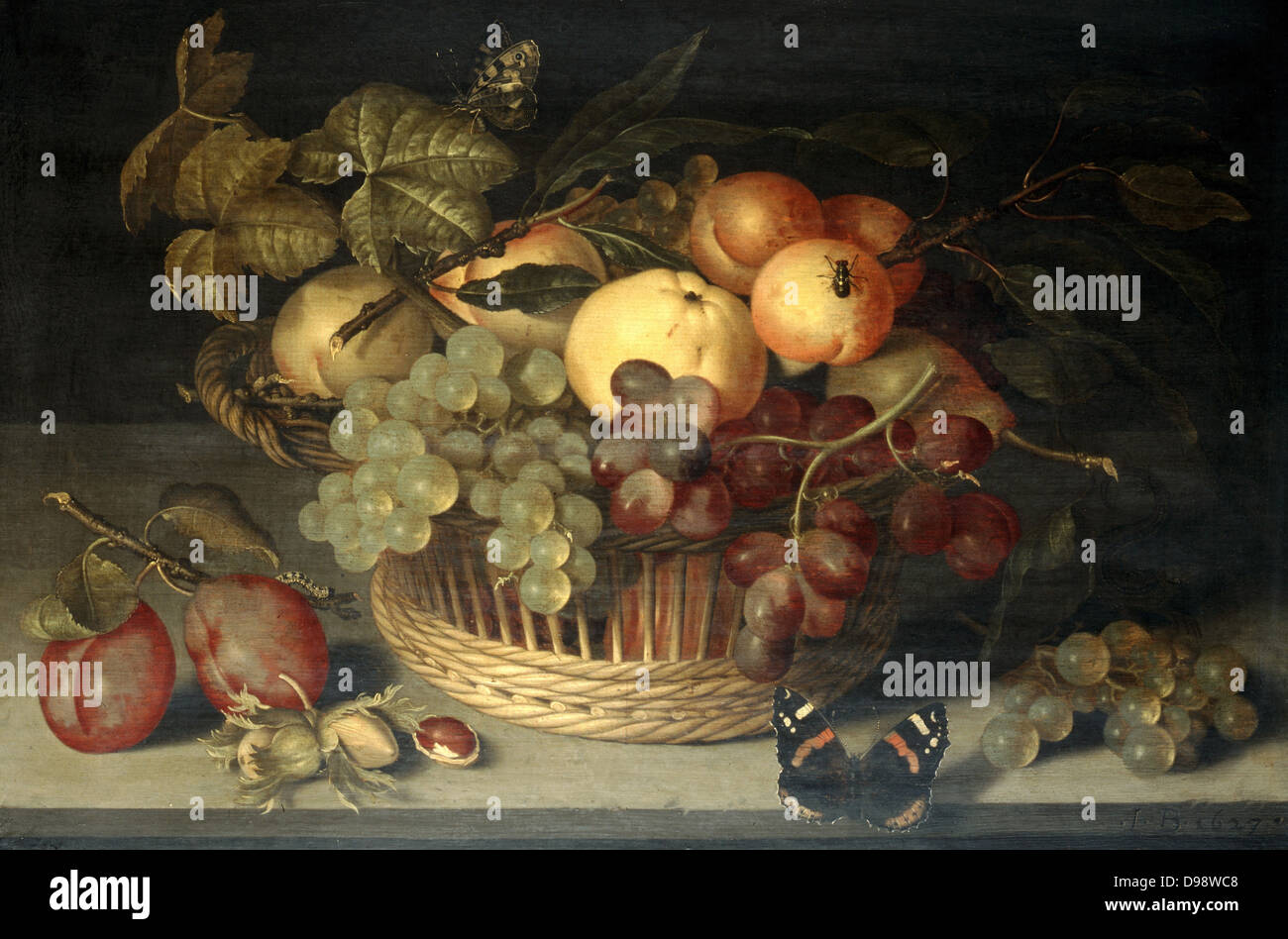 Korb von Früchte und Red Admiral Schmetterling auf einem Tisch aus Stein'. Still Life (1610). Öl auf Leinwand. Pfirsich Aprikose Apfel Birne Pflaume Weintraube Cob Mutter Stockfoto