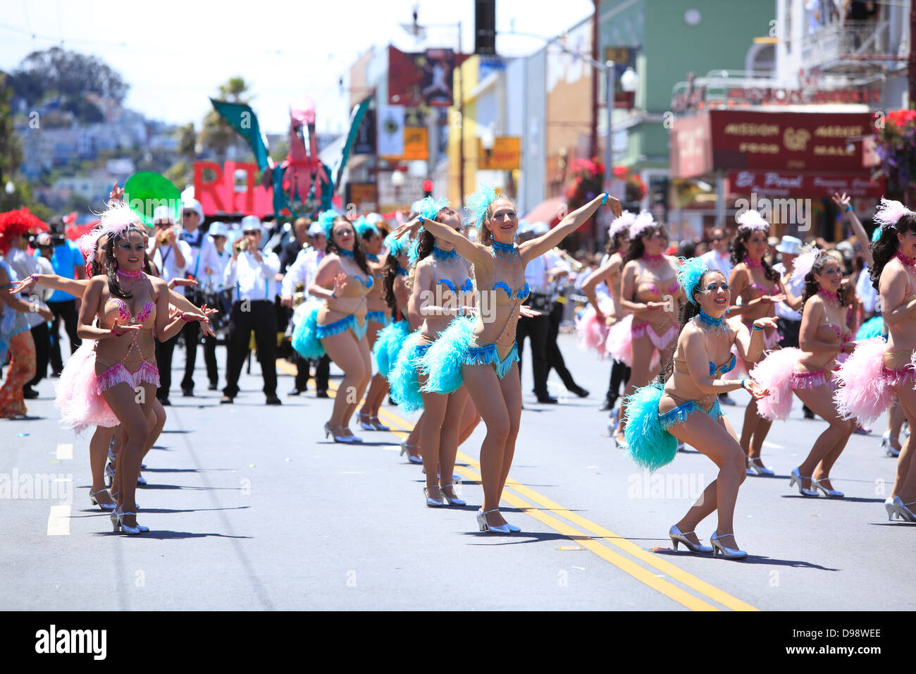 Bunte Tänzer während Karneval parade im Mission District in San Francisco, Kalifornien, USA Stockfoto