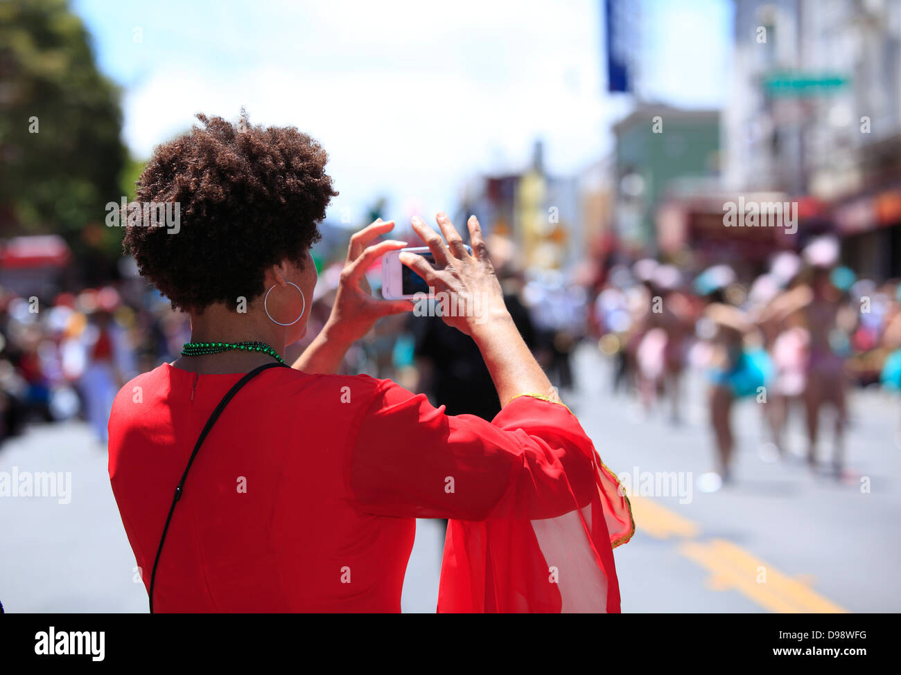 Frau, die ein Bild der Tänzer während Karneval parade im Mission District in San Francisco, Kalifornien, USA Stockfoto