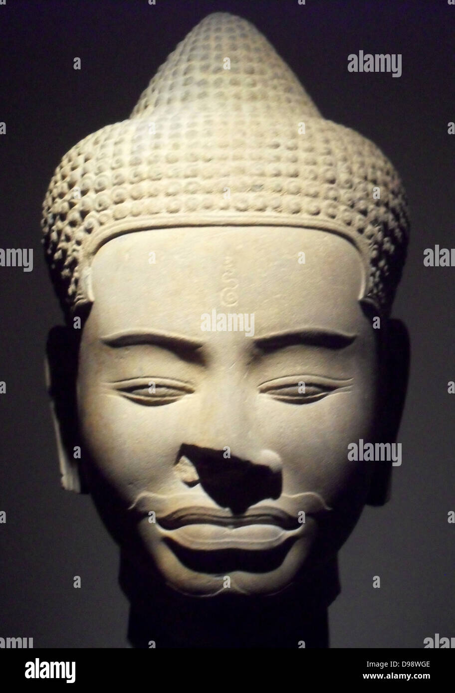 Kopf des Buddha. 11. Jahrhundert Stil Baphuon (1050-1100) Sandstein Bildhauer Ta Prohm (Tempel) Kambodscha Stockfoto