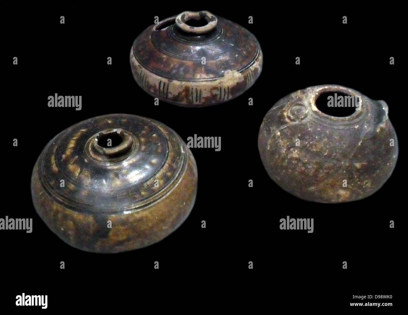 Linsenförmige Vasen (links und Mitte), mit einer anthropomorphen Vase (rechts), aus Kambodscha. X-XIII Jahrhundert. Stockfoto