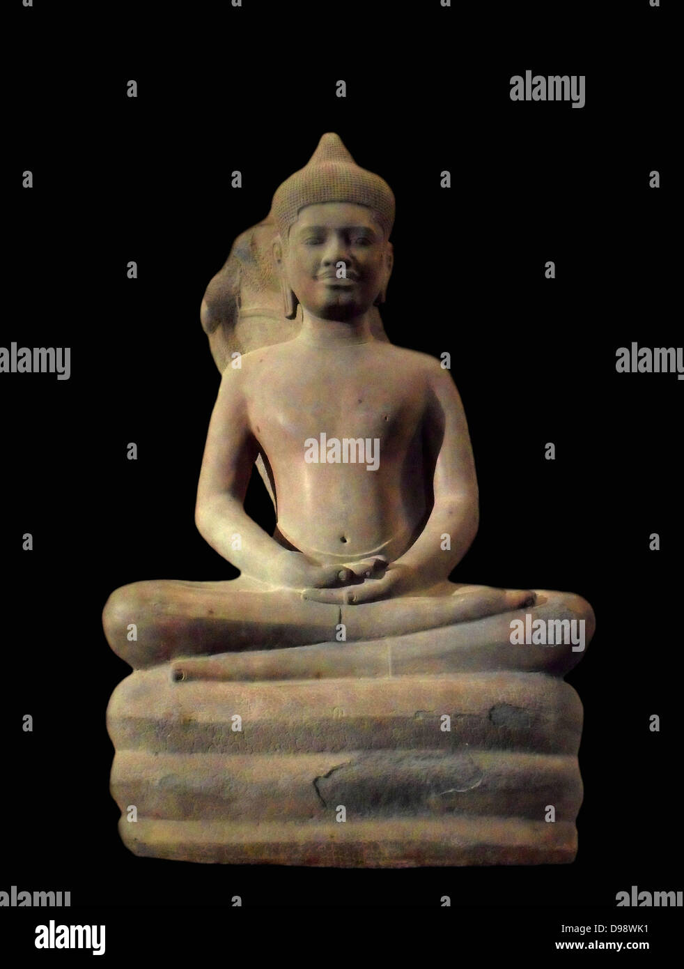 Buddha von Naga geschützt. 11. Jahrhundert Stil Baphuon (1050-1100) Sandstein Skulptur. Bayon (Tempel) Kambodscha Stockfoto