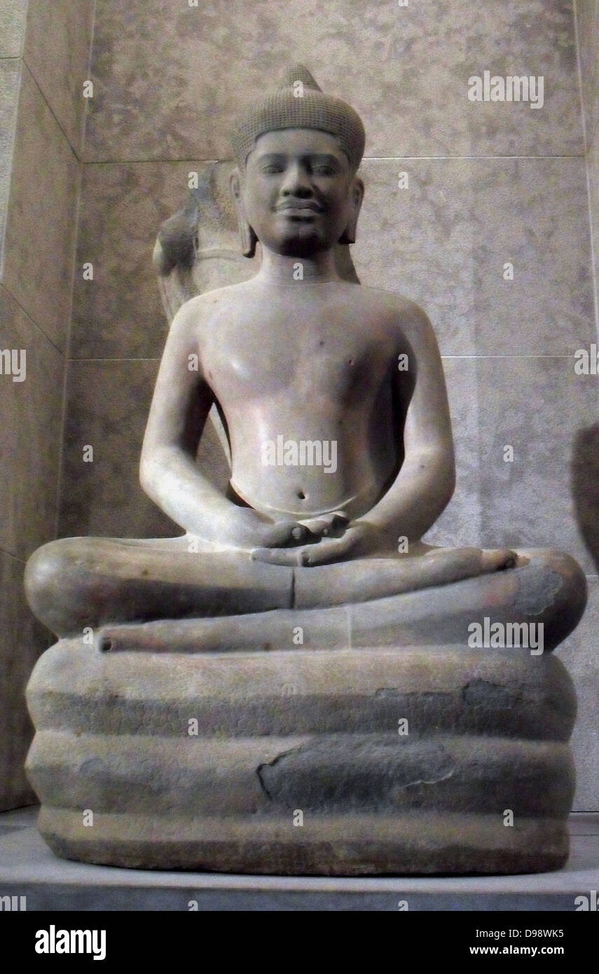 Buddha von Naga geschützt. 11. Jahrhundert Stil Baphuon (1050-1100) Sandstein Skulptur. Bayon (Tempel) Kambodscha Stockfoto