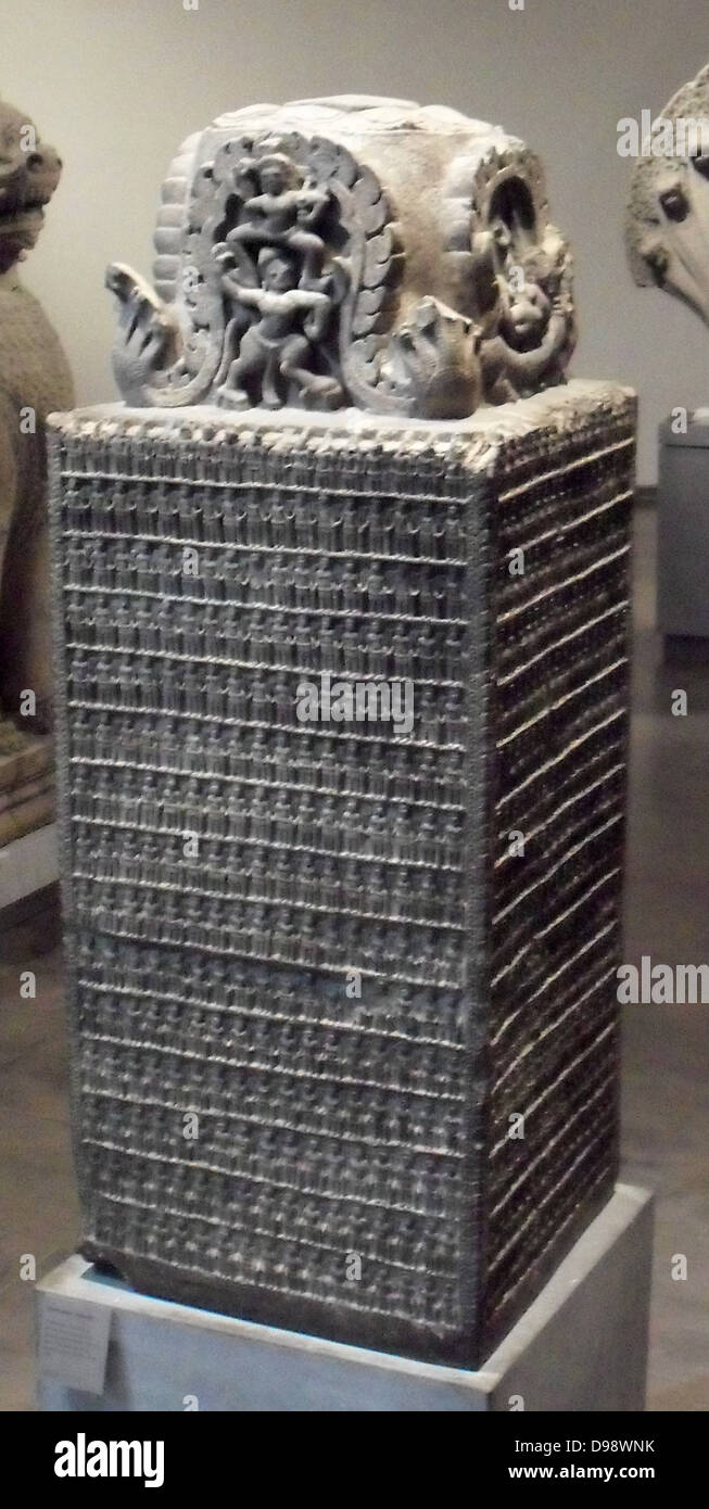 Stele (caitya) zu Vishnu (Hindu Gott gewidmet. 3. Quartal des 12. Jahrhunderts. Stil von Angkor Wat (1100-1150) aus dem Sandstein Skulptur Preah Khan Kompong Svay gesagt (Tempel), Kambodscha Stockfoto