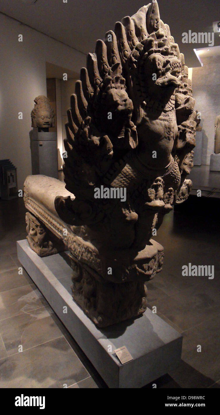 Ende einer Balustrade mit garuda und Naga (Buddhismus). Jahrhundert, der bayon Stil (Ende 12.-frühes 13. Jahrhundert) Sandstein Skulptur von Preah Thkol (Tempel), Kambodscha Stockfoto