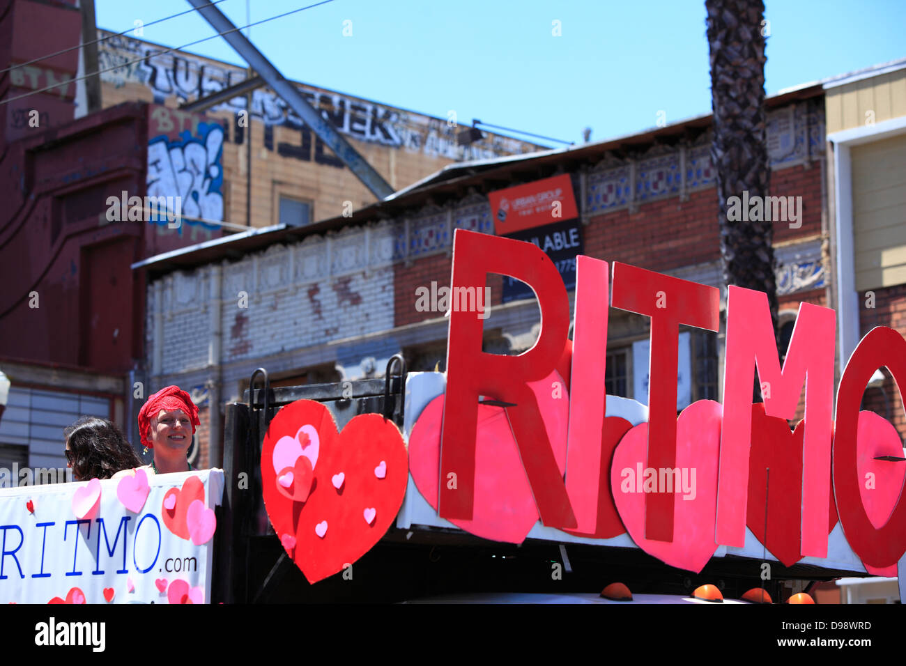 Bunte Schwimmer während Karnevalstreiben im Mission District in San Francisco, Kalifornien, USA Stockfoto