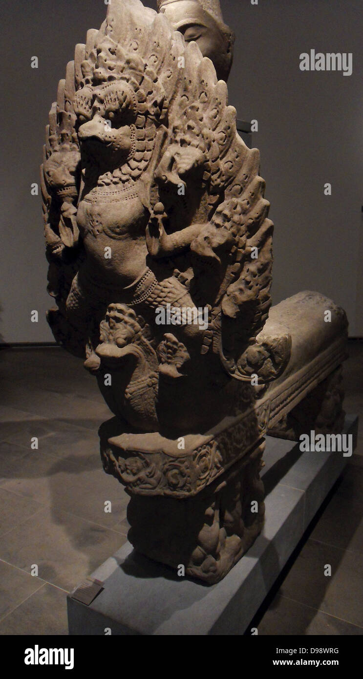 Ende einer Balustrade mit garuda und Naga (Buddhismus). Jahrhundert, der bayon Stil (Ende 12.-frühes 13. Jahrhundert) Sandstein Skulptur von Preah Thkol (Tempel), Kambodscha Stockfoto