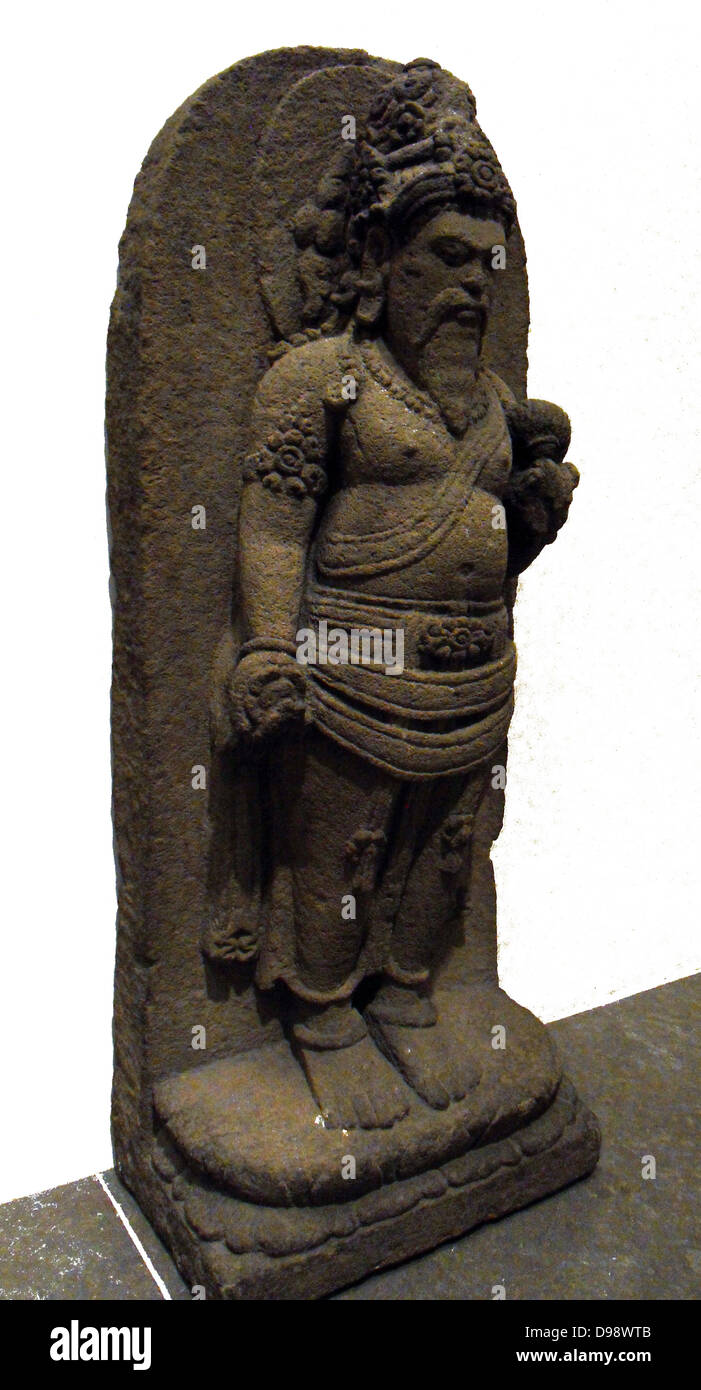 Agastya (Figur stehend auf einem Lotus). 8. 9. Jahrhundert gold Skulptur Andesit aus Java, Indonesien Stockfoto