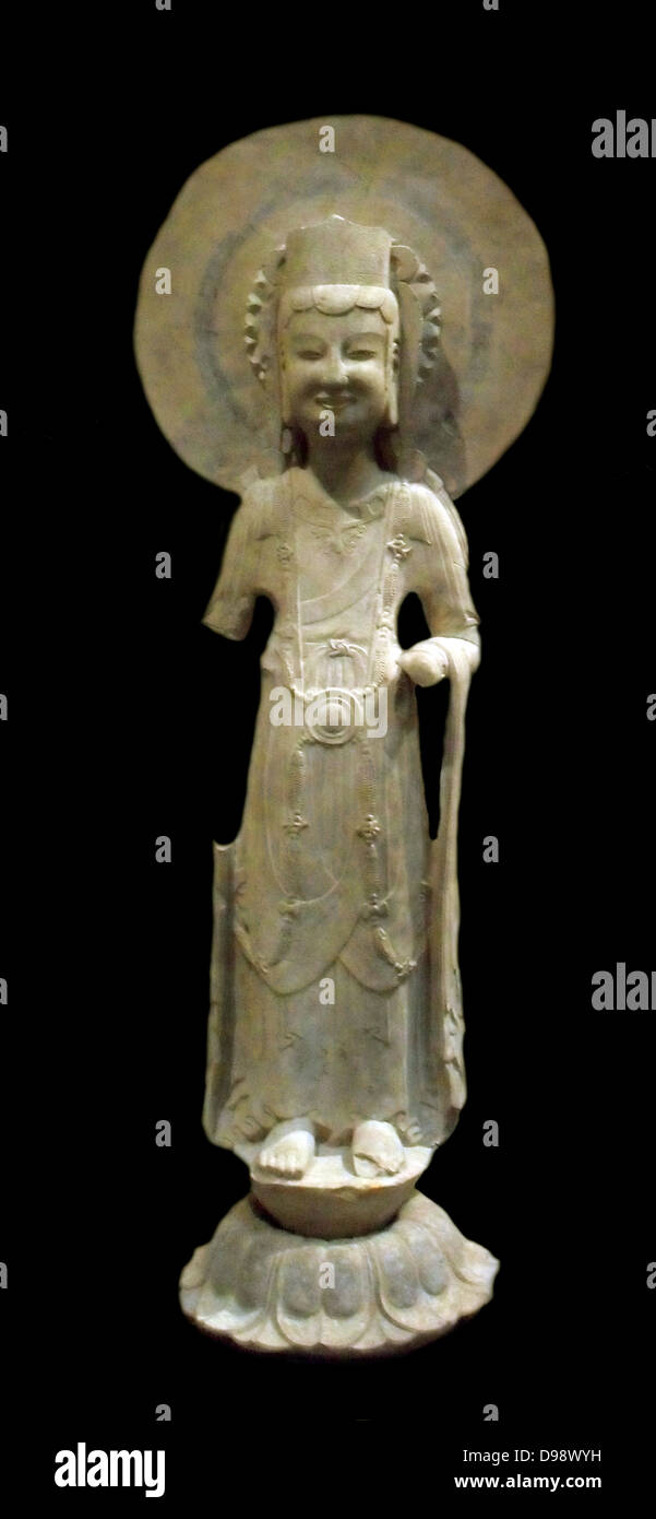 Bodhisattva, stehend auf einem Lotus Blume: 5. bis 6. Jahrhundert n. Chr. Kalkstein Skulptur aus China Shandong Stockfoto