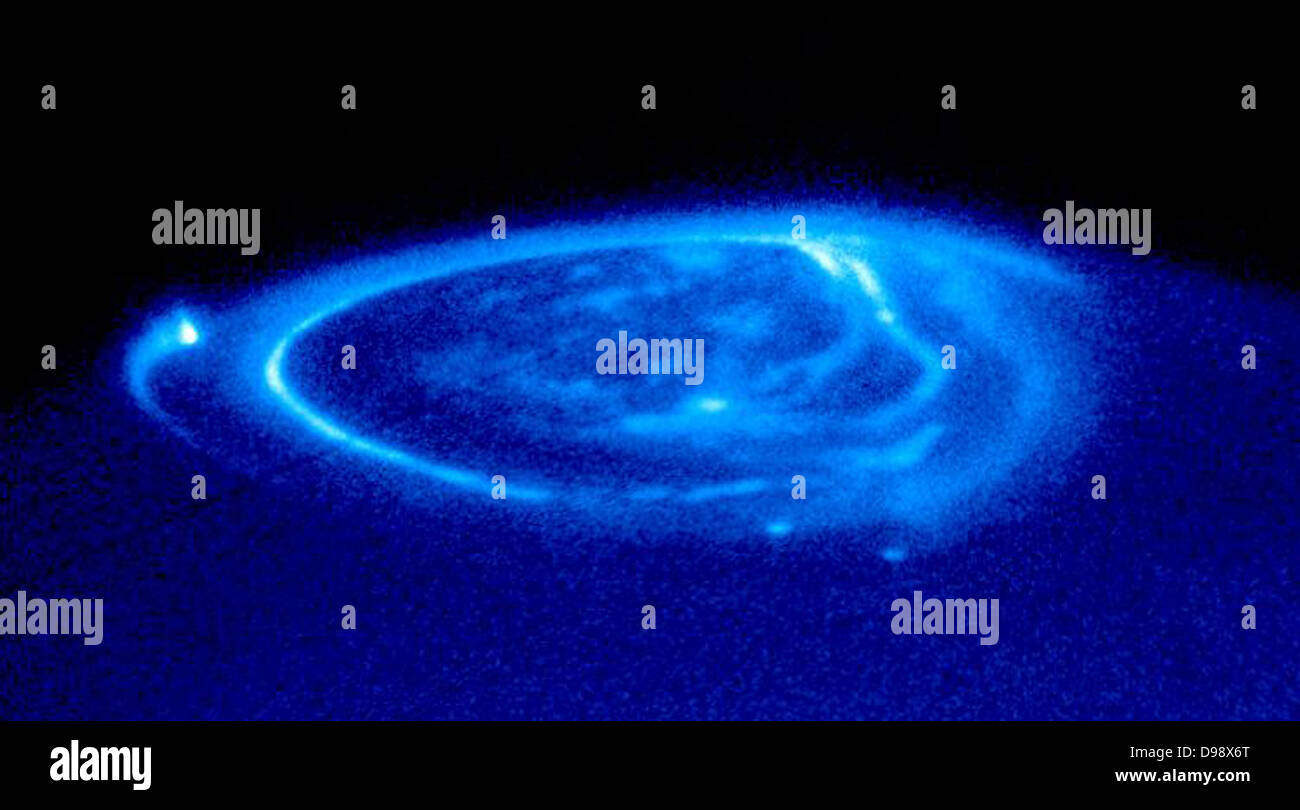 Hubble Space Telescope, UV Bild von einer elektrisch-blauen Aurora Glühen auf den Riesenplaneten Jupiter. Polarlichter sind Vorhänge Stockfoto