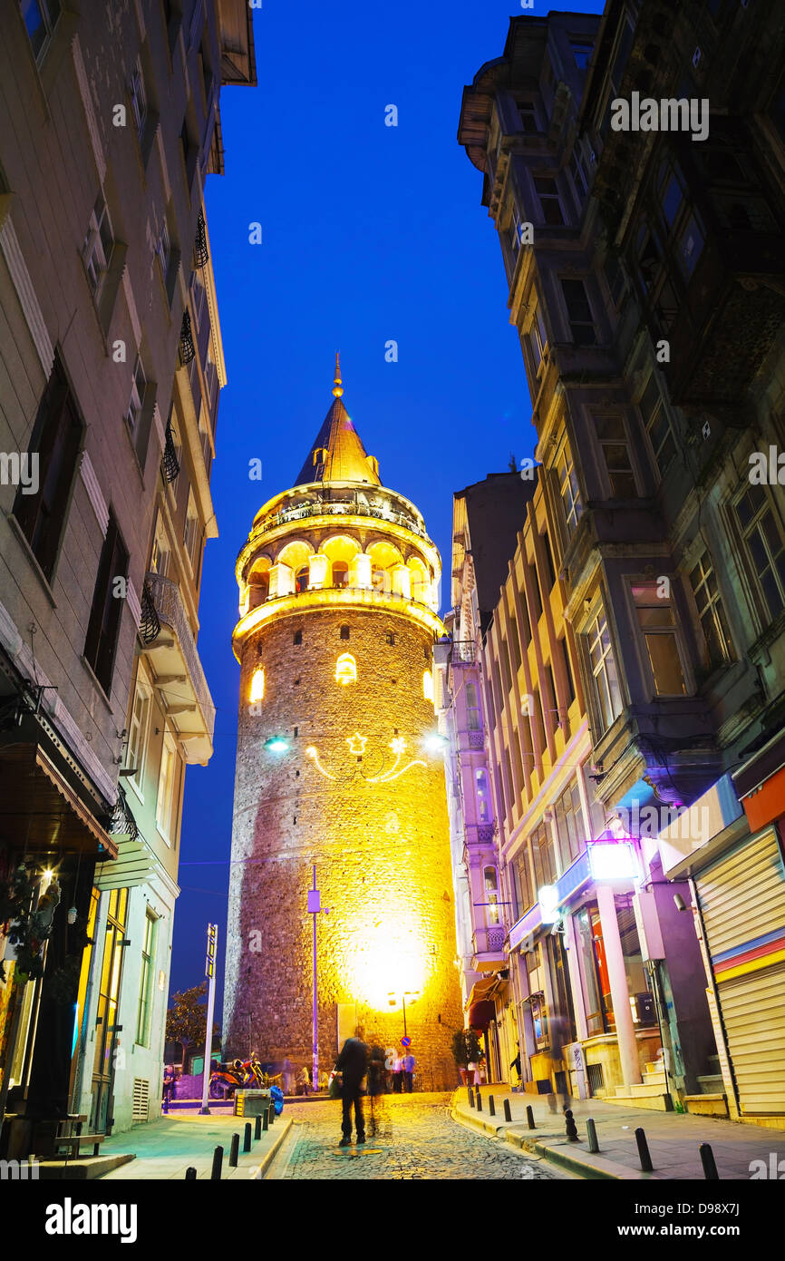 Galata-Turm (Christea Turris) in Istanbul, Türkei in der Nacht Stockfoto
