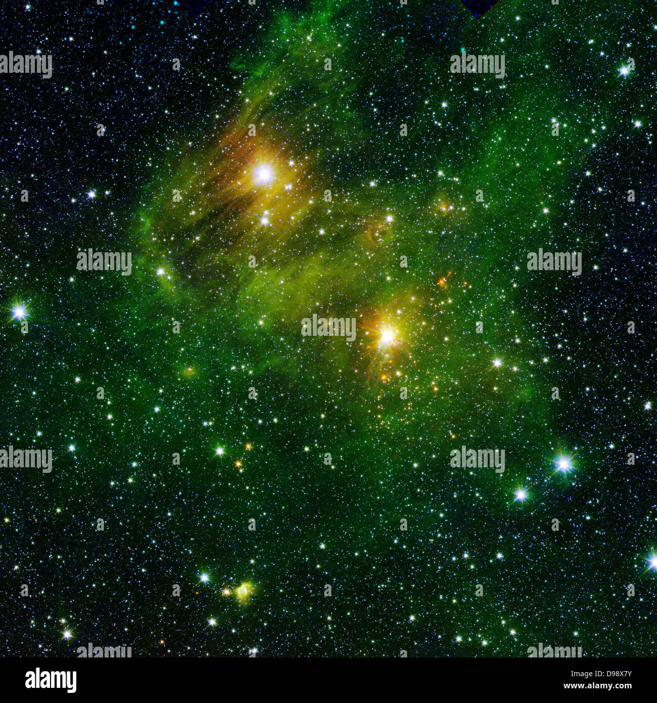 Zwei extrem hellen Sterne beleuchten einen grünlichen Nebel in diesem und anderen Bildern aus der neuen "GLIMPSE360"-Umfrage von der NASA Stockfoto