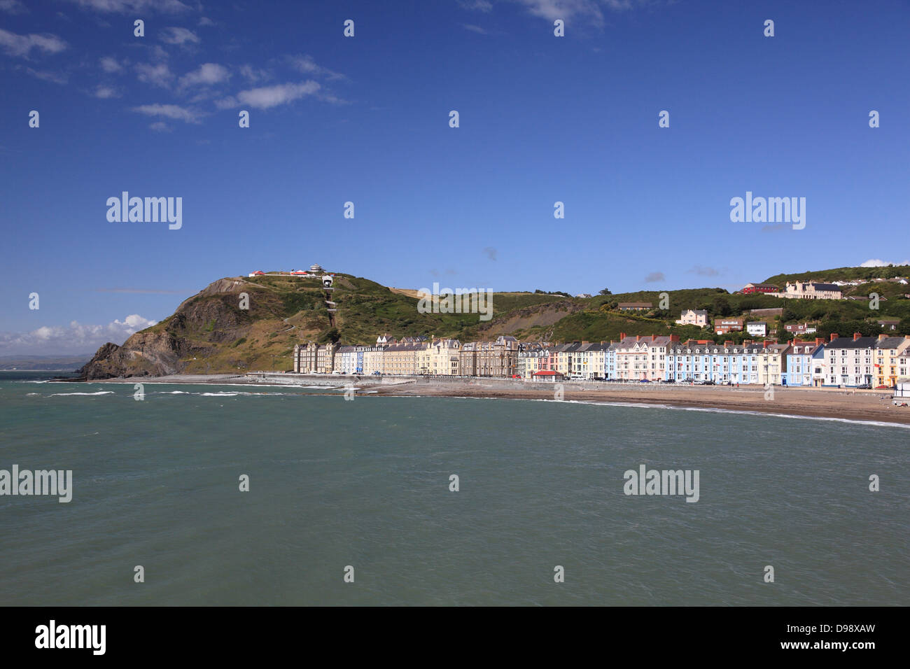 Ansicht von Aberystwyth Strand, Promenade und Constitution Hill mit der Standseilbahn Stockfoto