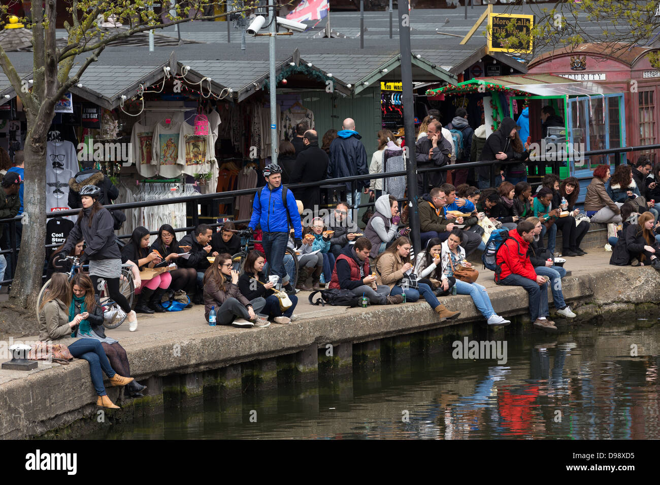 Menschen sitzen und Essen auf der Regent Kanalufer im Stadtteil Camden, London, Vereinigtes Königreich Stockfoto