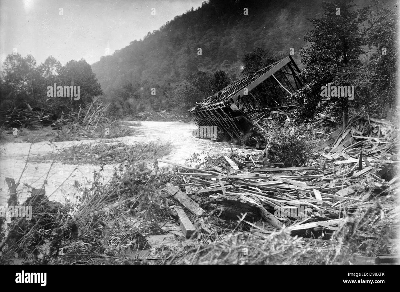 Austin Dam Disaster, RR Bridge, Costello [1911] im September 1911, das Scheitern der Austin Dam im US-Bundesstaat Pennsylvania war ein Herz - Brechen, lebensverändernde Katastrophe. Nachrichten der ausgefallenen Damm wurde in den Zeitungen so weit entfernt wie New York City und Kalifornien veröffentlicht. Das Scheitern der Staumauer in Austin war der zweite meisten verheerenden Dammbruch in Pennsylvania Geschichte, nach den schrecklichen Überschwemmungen von 1889 in Johnstown, Pennsylvania. Stockfoto