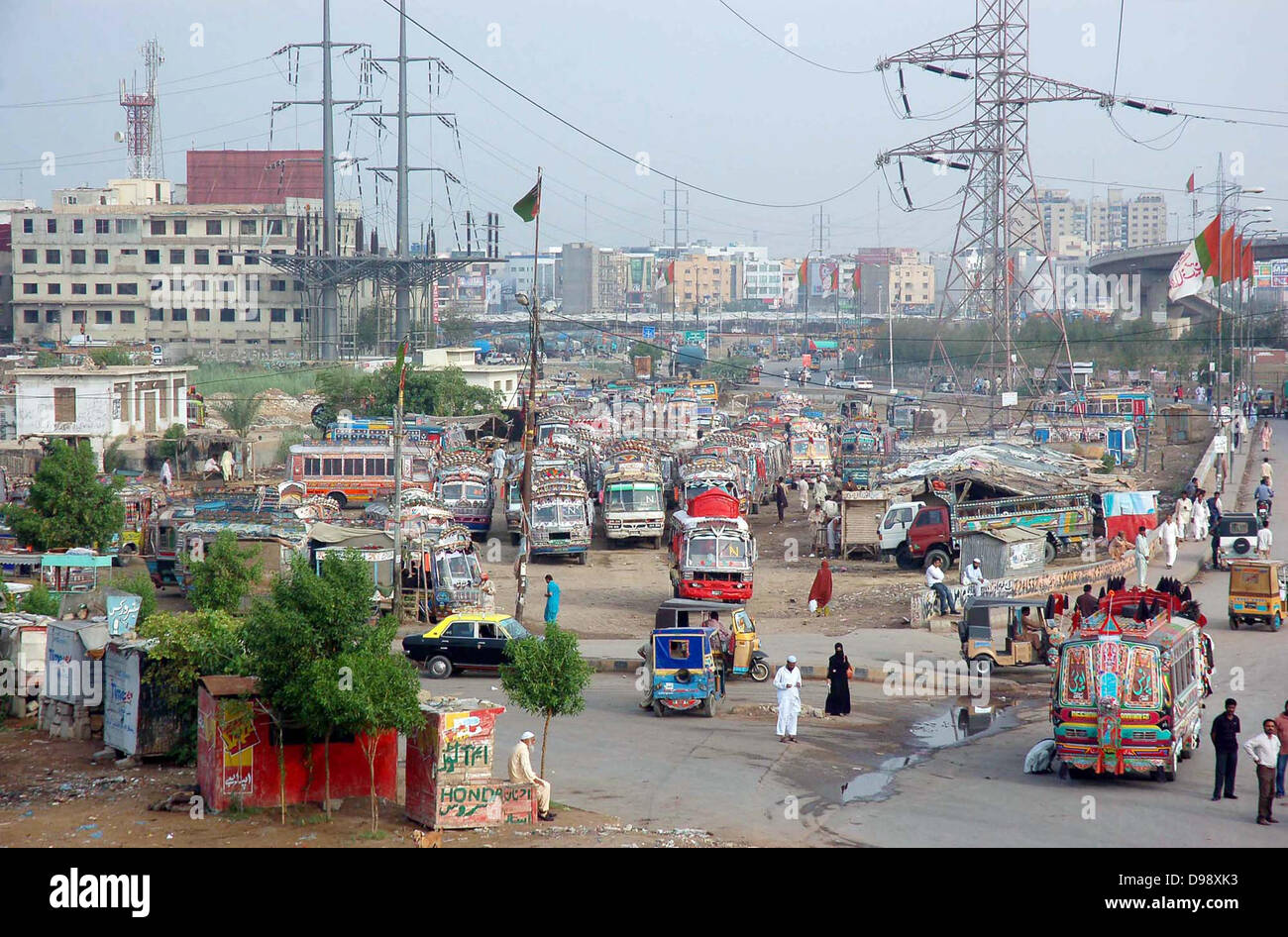 Passagierbusse gesehen während abgestellt trauern Tag von Muttahida Qaumi Bewegung gegen Entführung und Ziel Tötung der Partei Arbeitnehmerbeider Qayyumabad Bereich in Karachi auf Freitag, 14. Juni 2013 genannt. Stockfoto