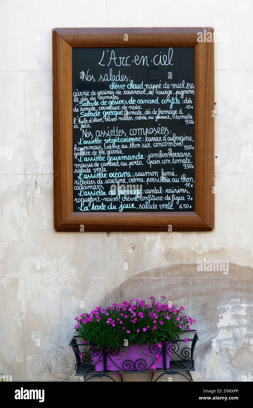 Menü geschrieben auf einer Tafel vor ein französisches Restaurant. Stockfoto