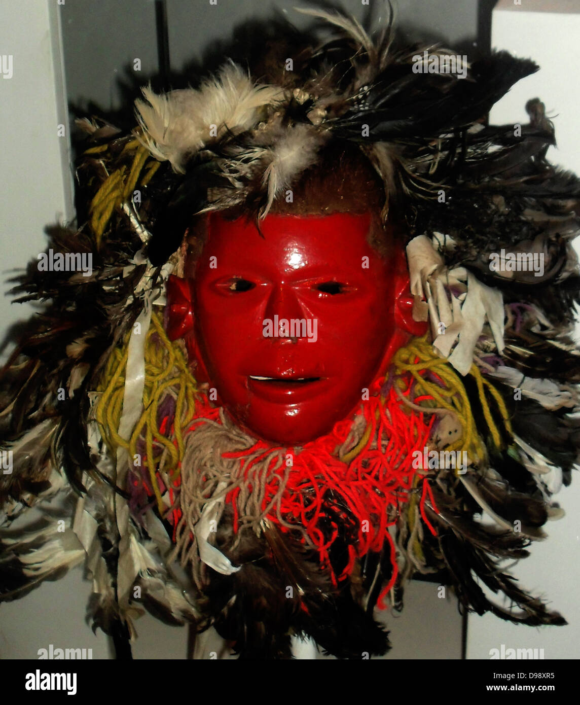 Ende des 20. Jahrhunderts Holz, Farbe, Federn, Metall und Wolle Maske aus dem Chewa Menschen in Malawi. Mit der roten Maske stellt es die bekannten Leiter einer benachbarten Gruppe. In Chewa masquerade Außenseiter sind als "Geschöpfe der Bush "wie wilde Tiere eingestuft. Die chewa sind ein Volk der Zentralen und südlichen Afrika. Die chewa sind eng mit den Menschen in den umliegenden Regionen wie dem Tumbuka und Nsenga. Sie historisch auch die Bemba Verwandte, mit denen sie einen ähnlichen Ursprungs in der Demokratischen Republik Kongo. Stockfoto