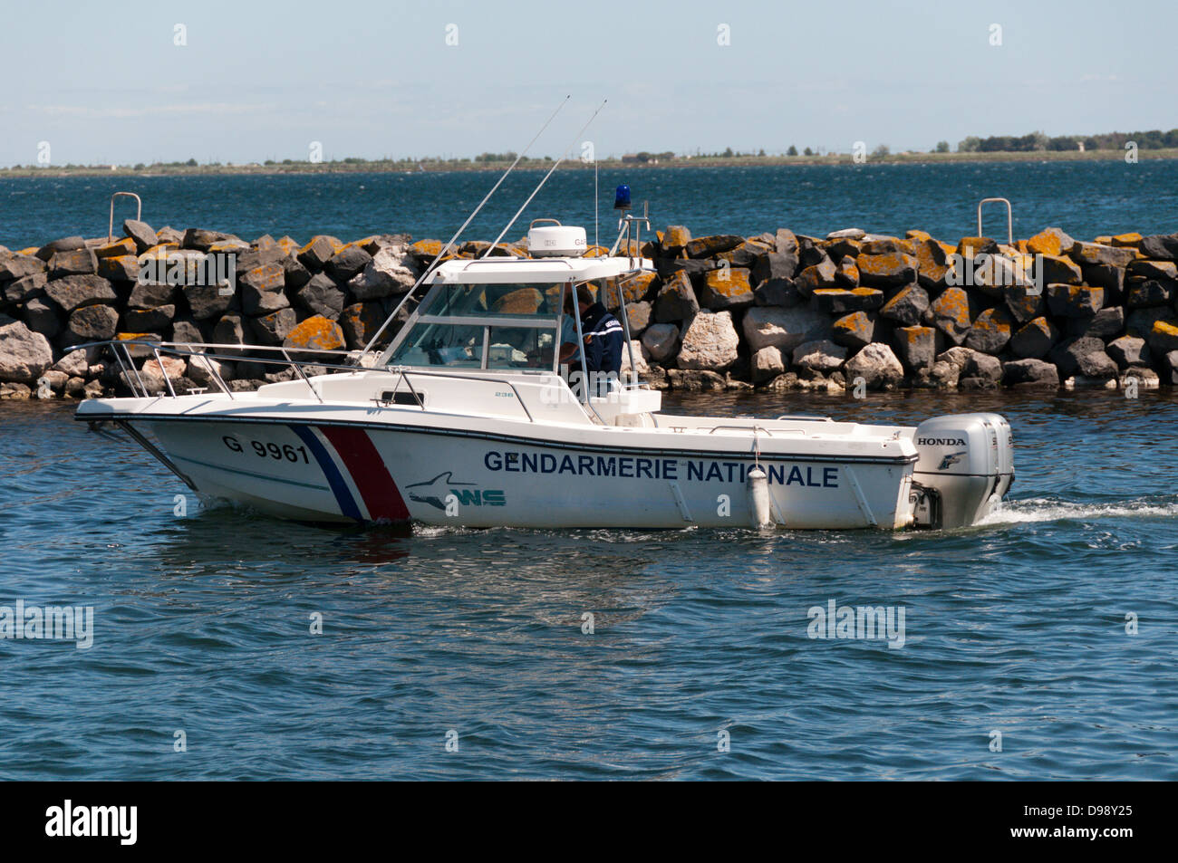 Ein Boot der französischen Gendarmerie Nationale Marseillan Hafen verlassen. Stockfoto