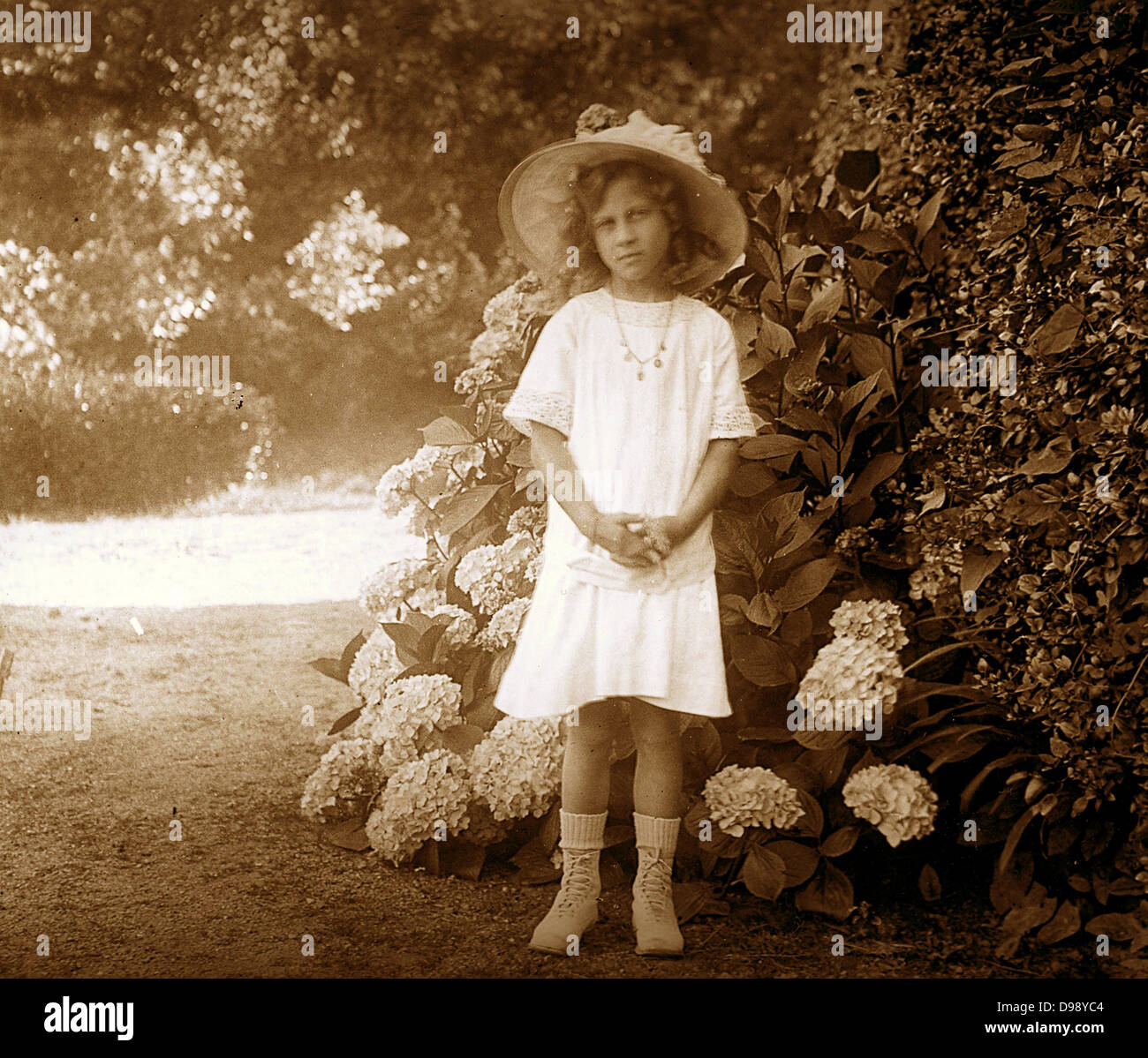 Französisch Mädchen in einem Garten. Um 1900 Stockfoto