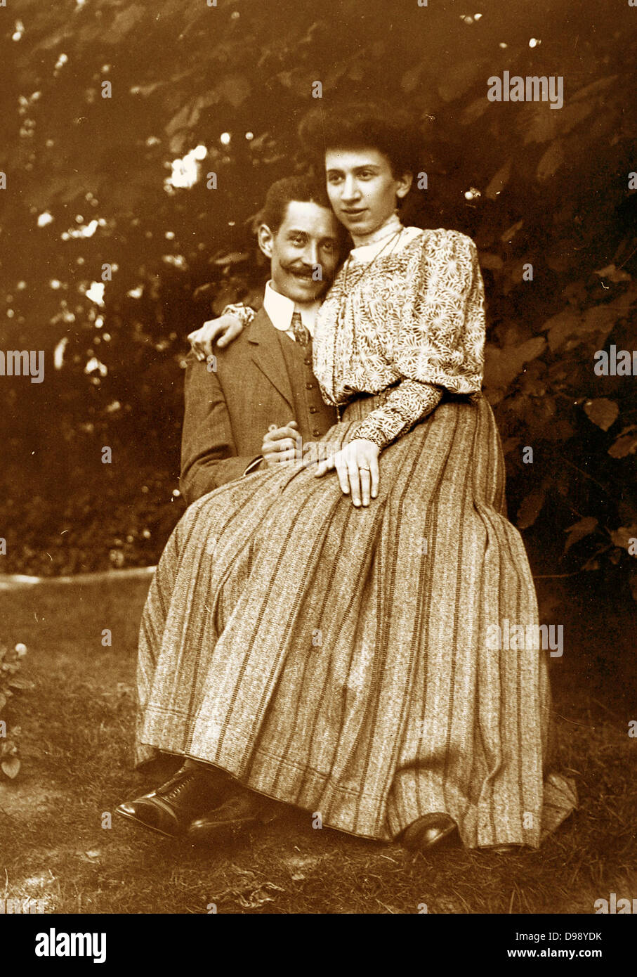Junge französische Ehepaar, sitzen zusammen in einem Garten um 1900 Stockfoto