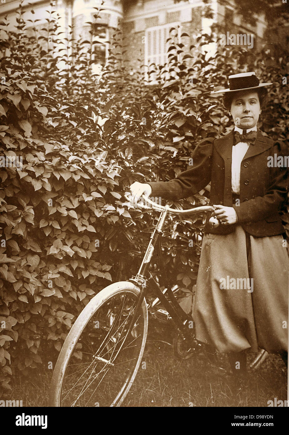 Französische Frau, die mit dem Fahrrad. um 1900 Stockfoto