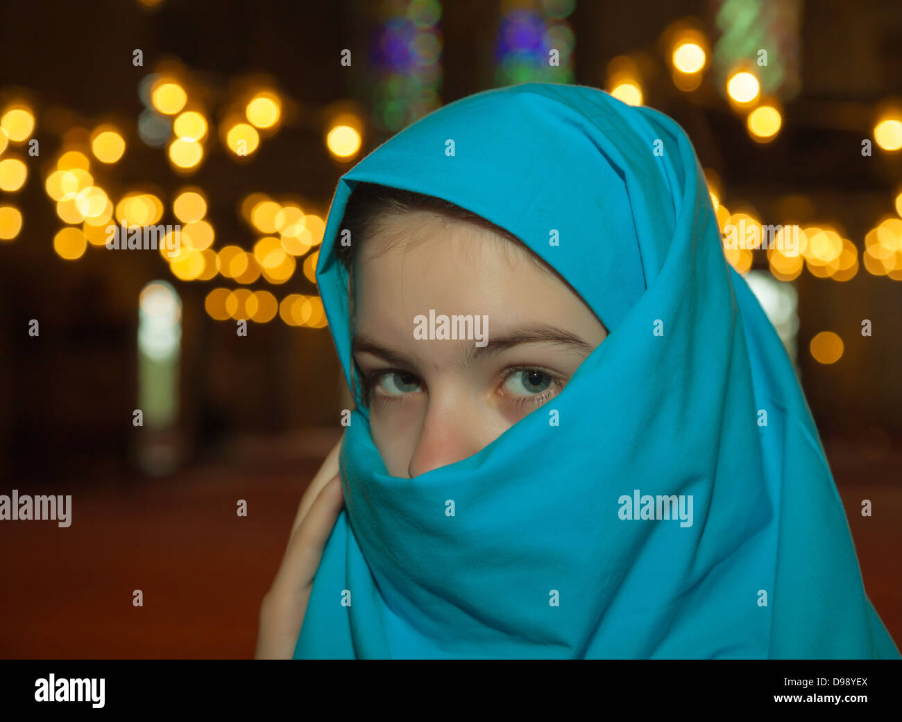 Muslimische Teengirl bedeckt mit Hijab in einer Moschee Stockfoto