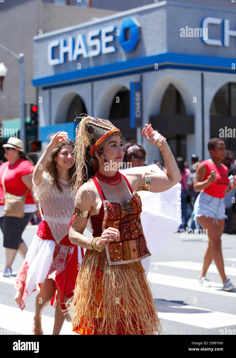 Bunte Tänzer während Karneval parade im Mission District in San Francisco, Kalifornien, USA Stockfoto