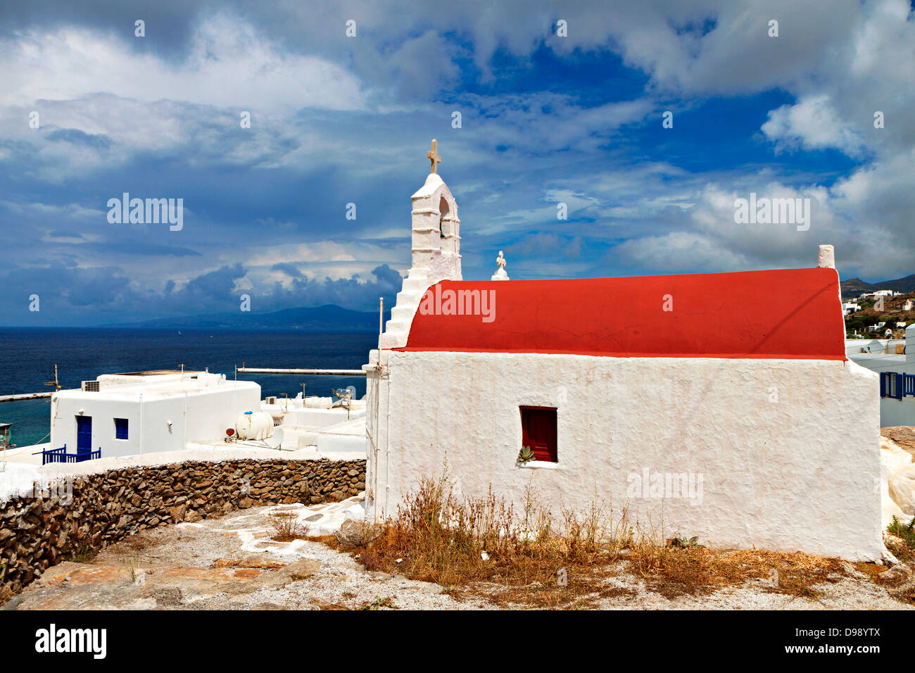 Traditionelle Kirche und Häuser auf der Insel Mykonos in Griechenland Stockfoto