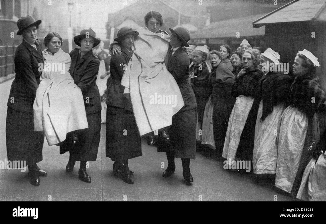 Ersten Weltkrieg Frauen Feuerwehr Zug in einem Arbeitshaus Stockfoto