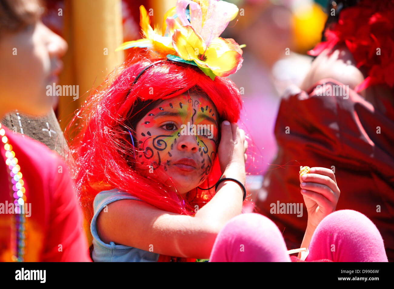 Junges Mädchen mit Bemalung und Perücke im Karnevalstreiben im Mission District in San Francisco, Kalifornien, USA Stockfoto