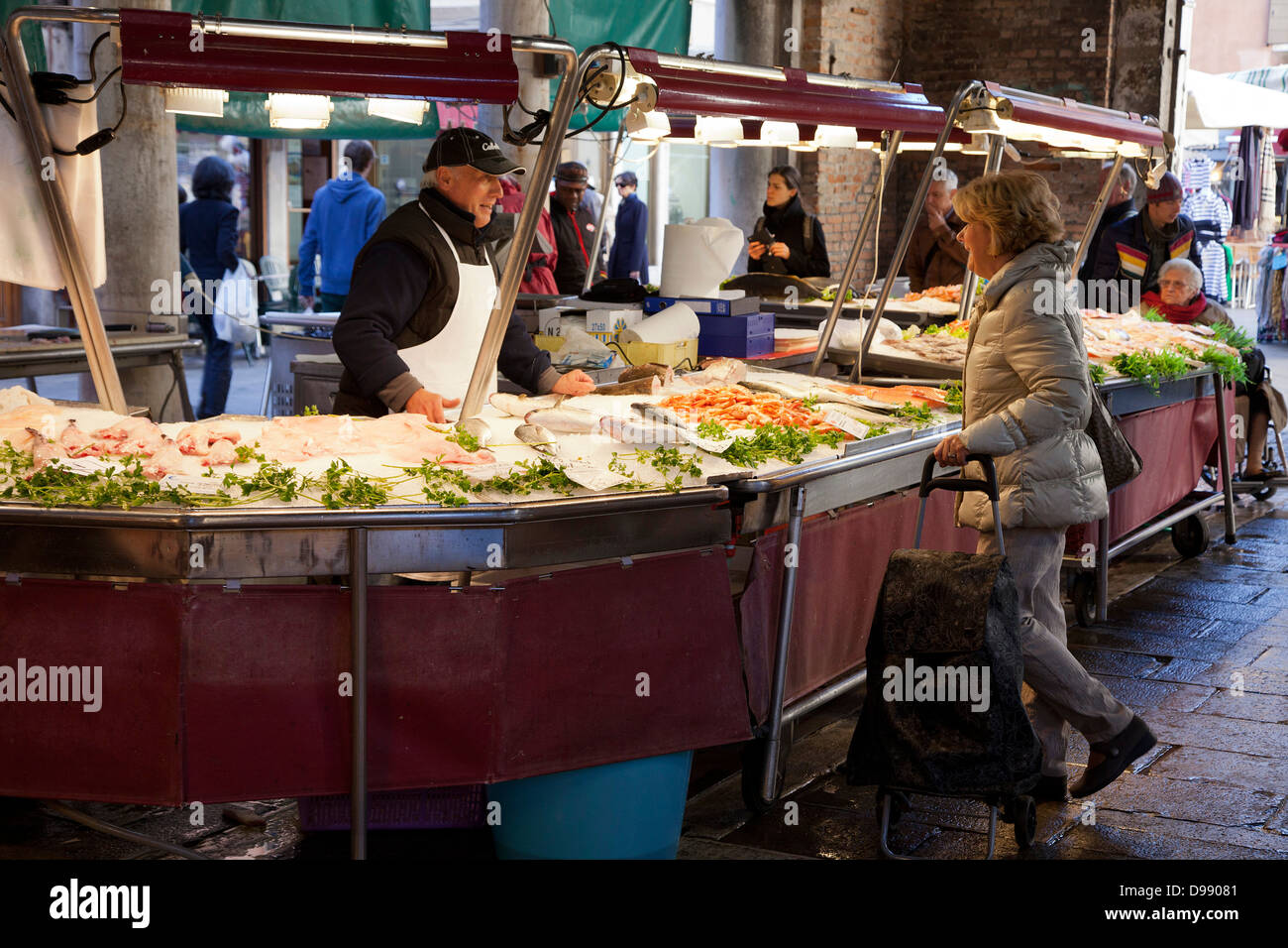 Fisch zum Verkauf an die täglichen Rialto Fischmarkt in Venedig, Italien. Stockfoto