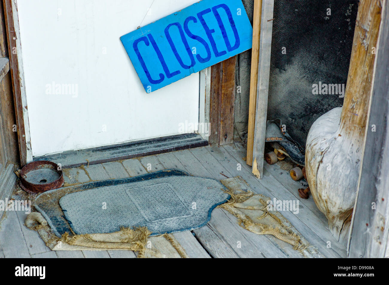 GESCHLOSSENE Schild an der Tür des Chitina Emporium, kleinen und abgelegenen Stadt von Chitina, Alaska, USA Stockfoto