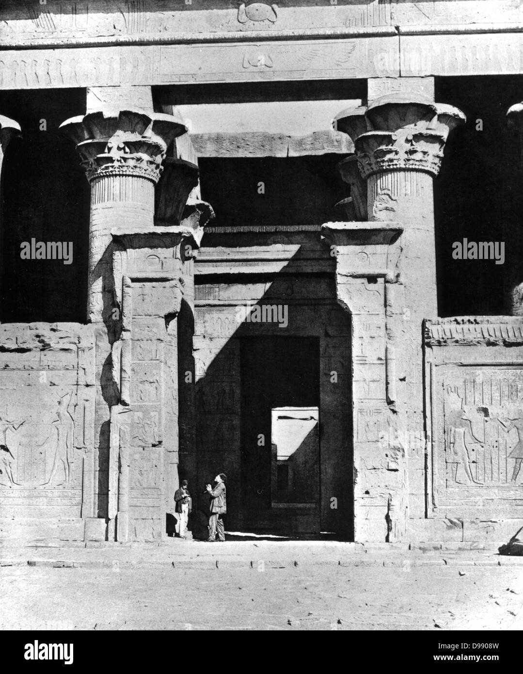 Tempel von Edfu, der Alten Ägyptischen Falcon - vorangegangen Gott Horus geweiht. In den 1860er Jahren während der Arbeit von Auguste Mariette-Bey (1821-1881), französischer Archäologe und Gründer der Ägyptischen Museum Kairo im Jahr 1863 fotografiert. Stockfoto