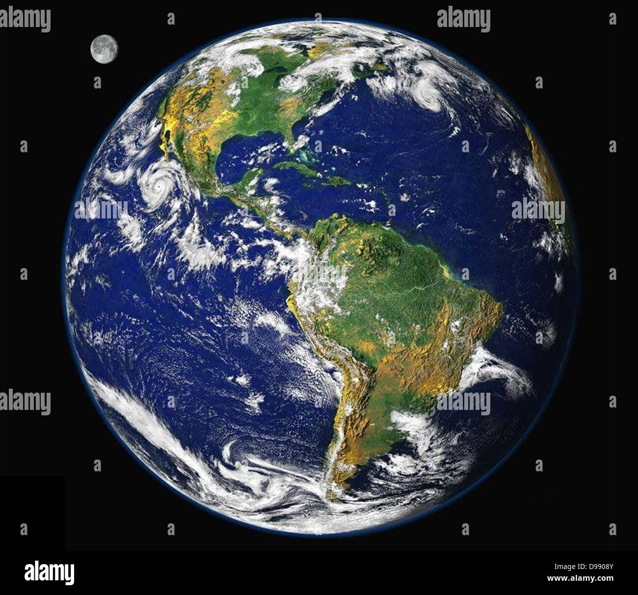 Die Erde vom Weltraum aus. Ein Blick auf den amerikanischen Kontinent, einschließlich der atlantischen und pazifischen Küsten ist der Mond zu sehen (oben links). Stockfoto
