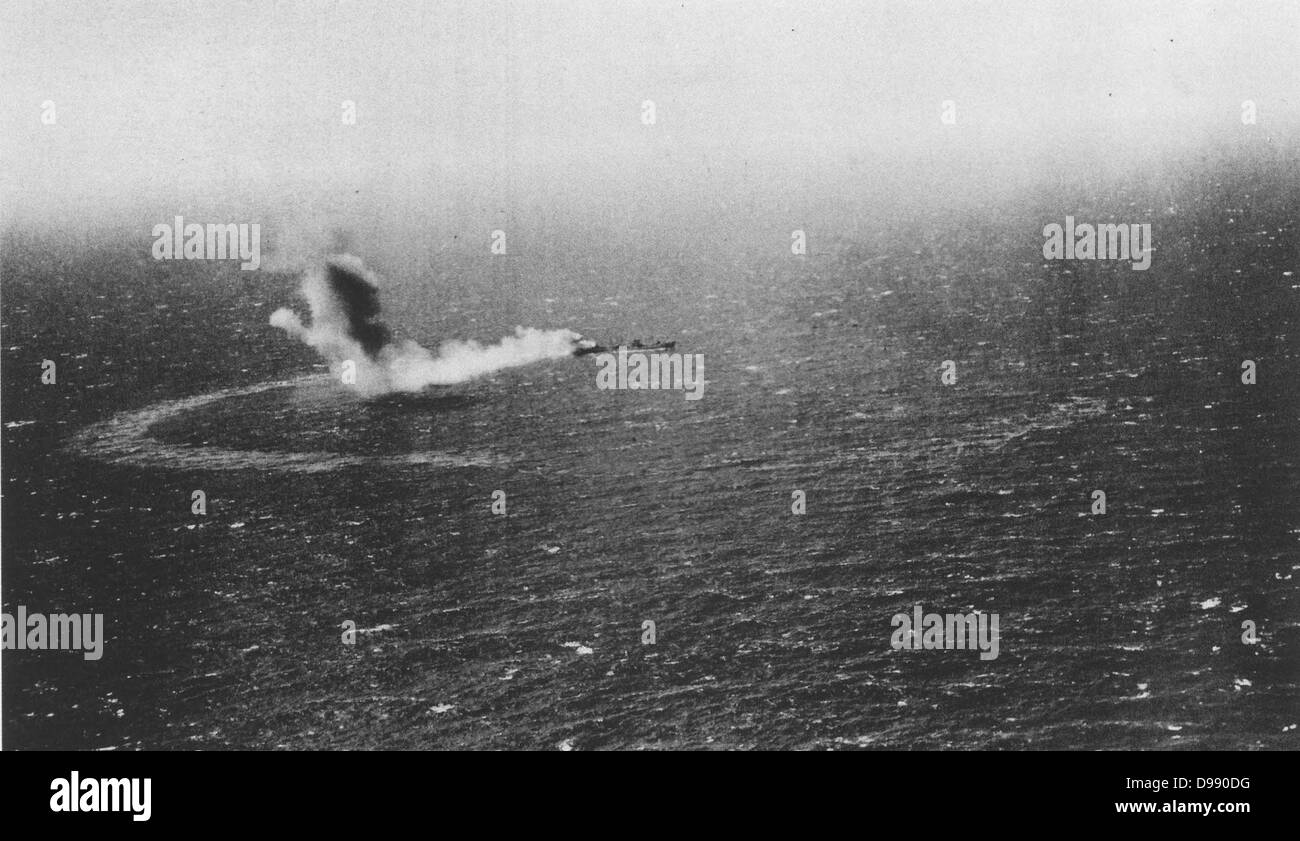 Der United States Navy Flotte öler Neosho brennt und langsam sinkende nach einem Angriff der Kaiserlichen Japanischen Marine dive Bomber am 7. Mai 1942 während der Schlacht um die Coral Sea. Stockfoto