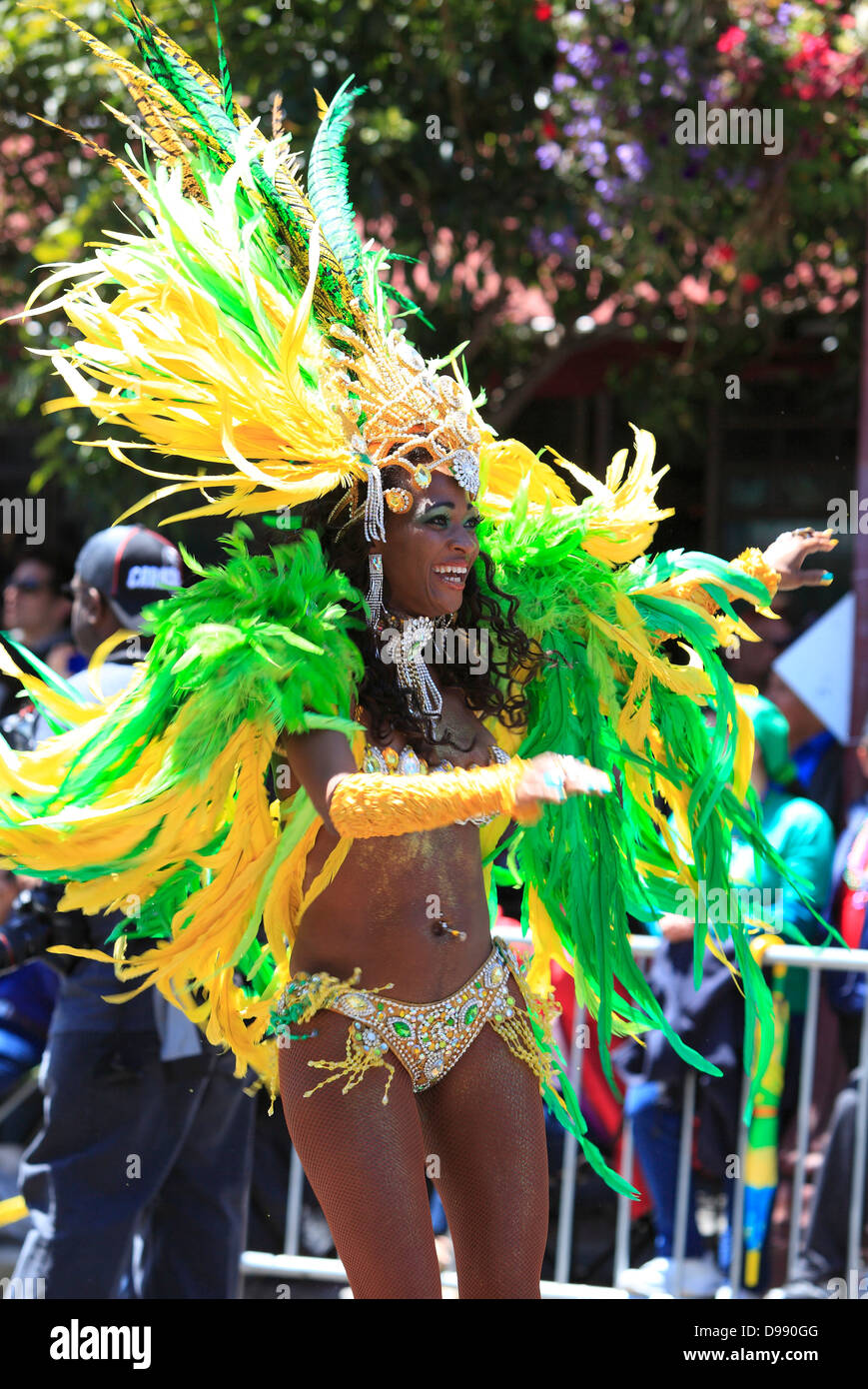 Ein Samba-Tänzer aus Brasilien im Karnevalstreiben im Mission District in San Francisco, Kalifornien, USA Stockfoto