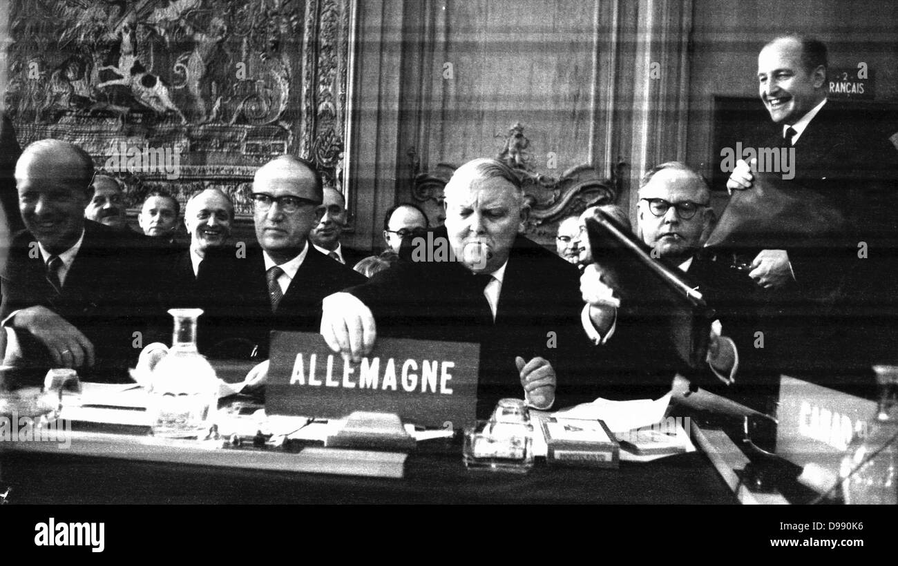 Deutsche Wirtschaftsminister Ludwig Erhard an der OEEC Ministerratstreffen. Château de la Muette, Paris, 17. Oktober 1957 Stockfoto