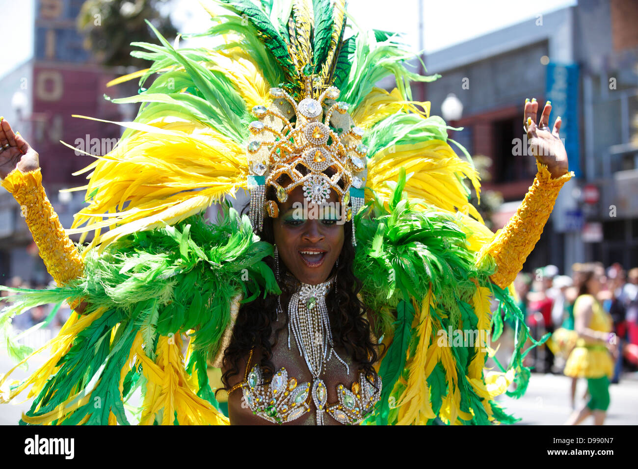 Ein Samba-Tänzer aus Brasilien im Karnevalstreiben im Mission District in San Francisco, Kalifornien, USA Stockfoto