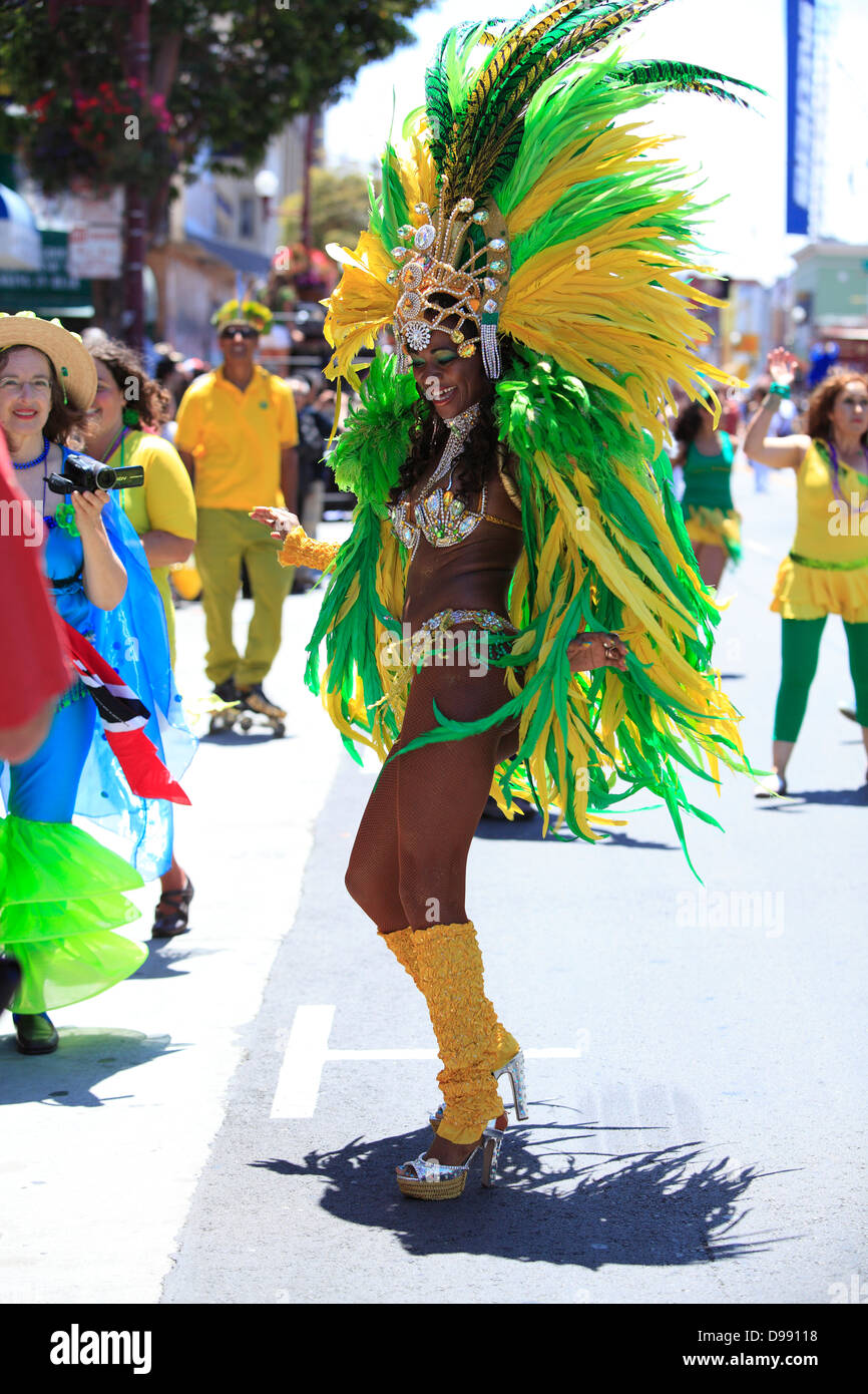 Ein Samba-Tänzer aus Brasilien, Interaktion mit dem Publikum im Karnevalstreiben im Mission District in San Francisco, Kalifornien, USA Stockfoto