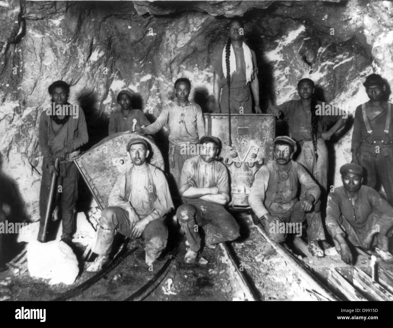 Schwarz, Chinesisch und weiß Arbeiter in einer Goldmine in Südafrika, 1900. Stockfoto
