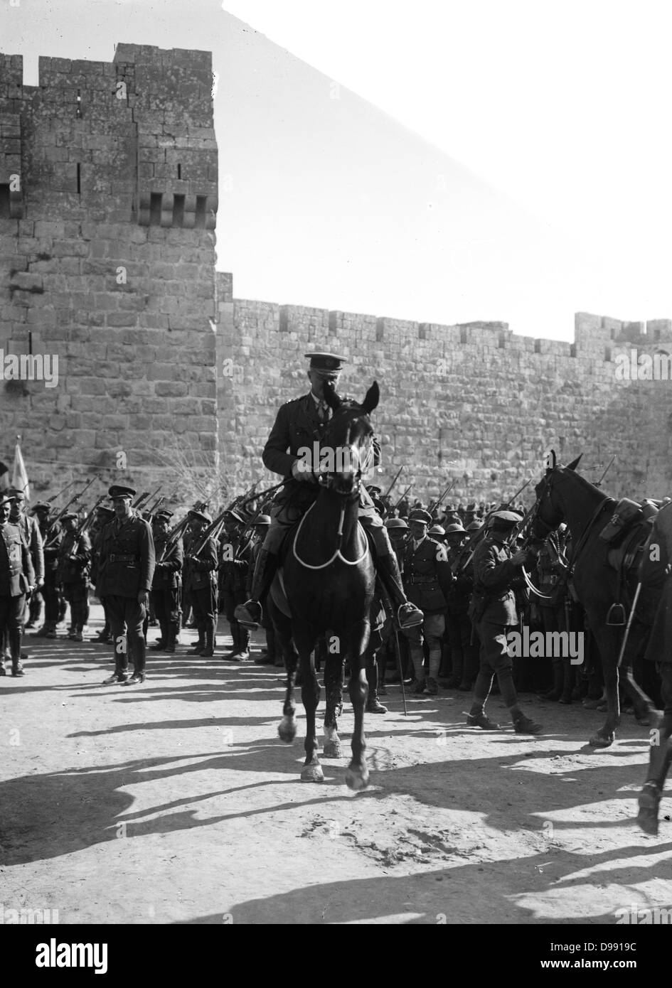 General Allenby in Jerusalem am Jaffa-tor, 11. Dezember, 1917. Edmund Allenby, 1st Viscount Allenby (1861-1936), einem Britischen Soldaten. Im Ersten Weltkrieg die ägyptischen Expeditionskorps in Palästina und Syrien geboten. Stockfoto