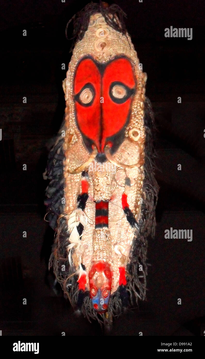 Maske in Holz den Stoßzähnen und Muscheln. Timbunki, Papua-Neuguinea, 1959. Vorfahren Maske in Zeremonien verwendet. Rot ist das Symbol der Weisheit unter den Vorfahren Stockfoto