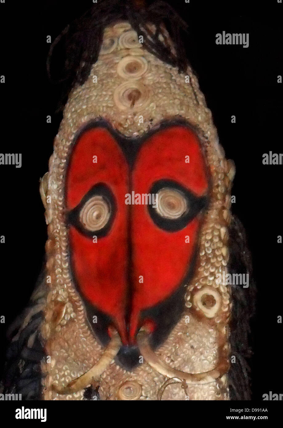 Maske in Holz den Stoßzähnen und Muscheln. Timbunki, Papua-Neuguinea, 1959. Vorfahren Maske in Zeremonien verwendet. Rot ist das Symbol der Weisheit unter den Vorfahren Stockfoto