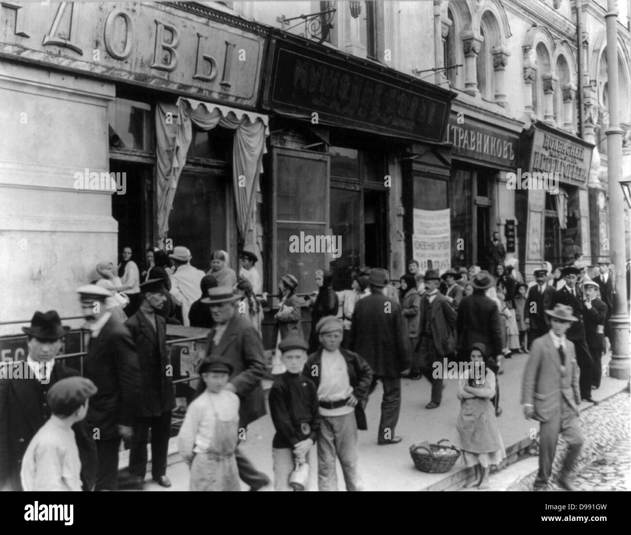 Russischen Straßenszene, Februar 1918: Frauen und Kinder warten in einer langen Schlange um Milch zu kaufen. Eine Mädchen ist Äpfel verkaufen. Stockfoto