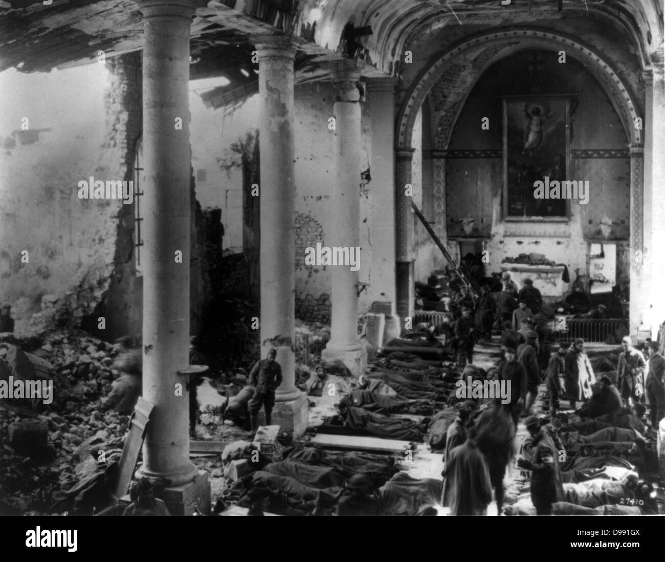 Weltkrieg 1914-1918: amerikanische Armee Feldlazarett in Ruinen einer Kirche, Frankreich, 1918. Kriegsführung Opfer Medizin Stockfoto