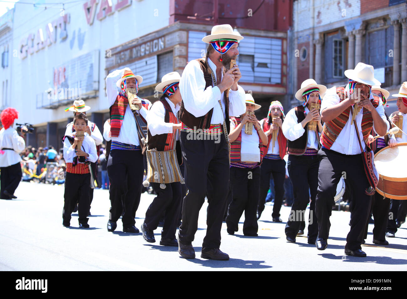 Musiker im bolivianischen Tracht während Karnevalstreiben im Mission District in San Francisco, Kalifornien, USA Stockfoto