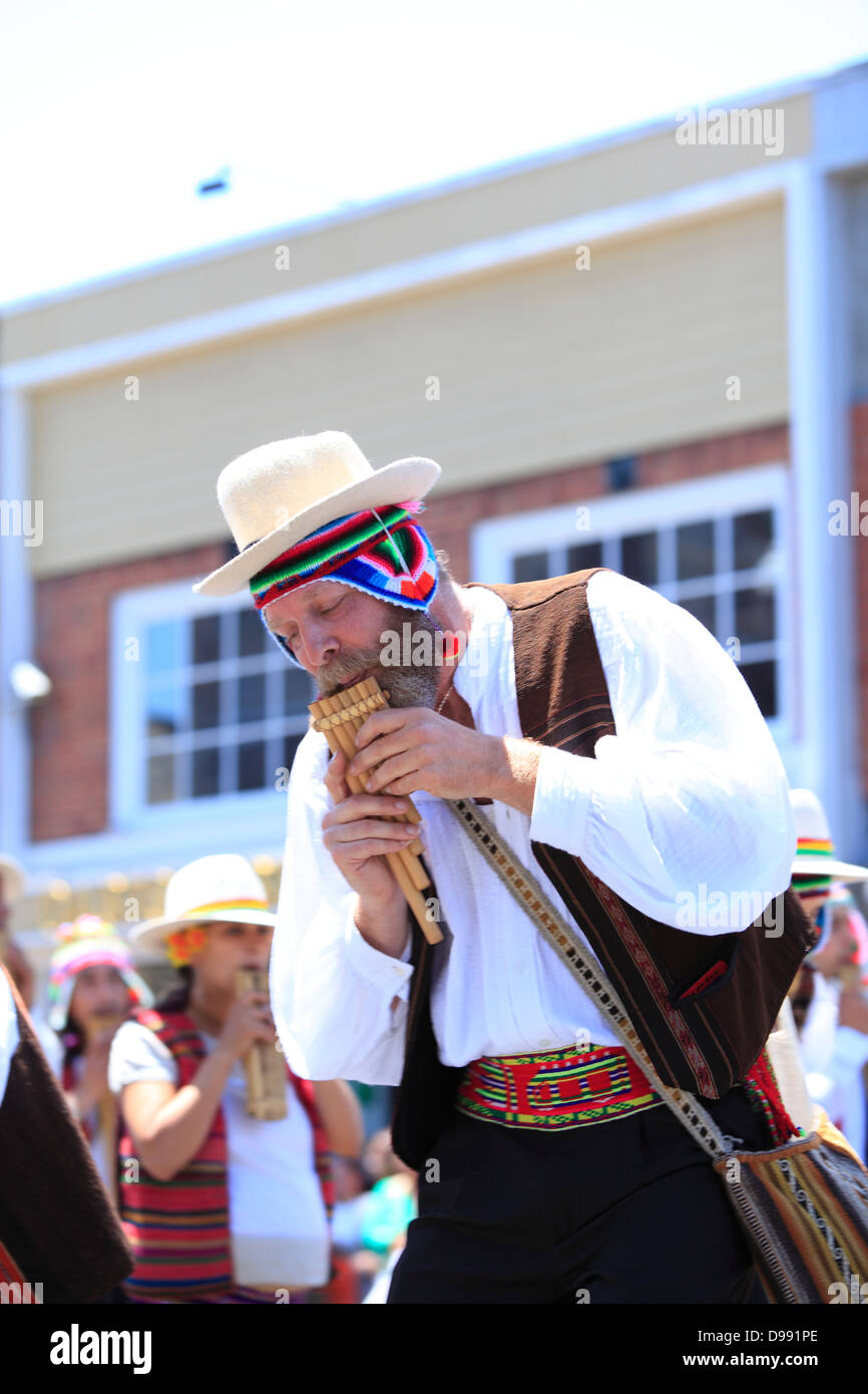 ein Musiker im bolivianischen Tracht während Karnevalstreiben im Mission District in San Francisco, Kalifornien, USA Stockfoto